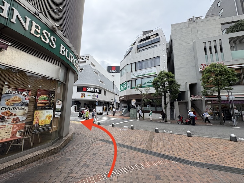 フレッシュネスバーガーを左に曲がる