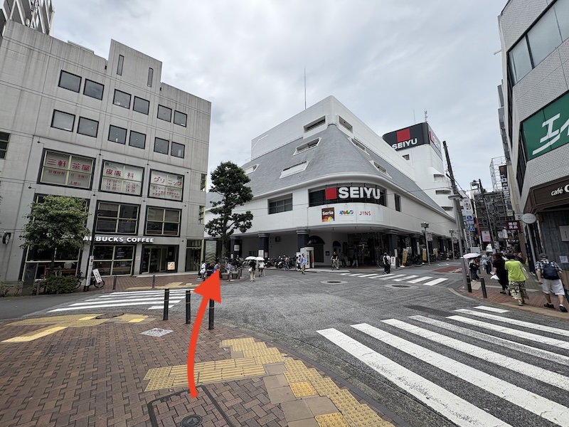 向かいのスタバに向かって渡る