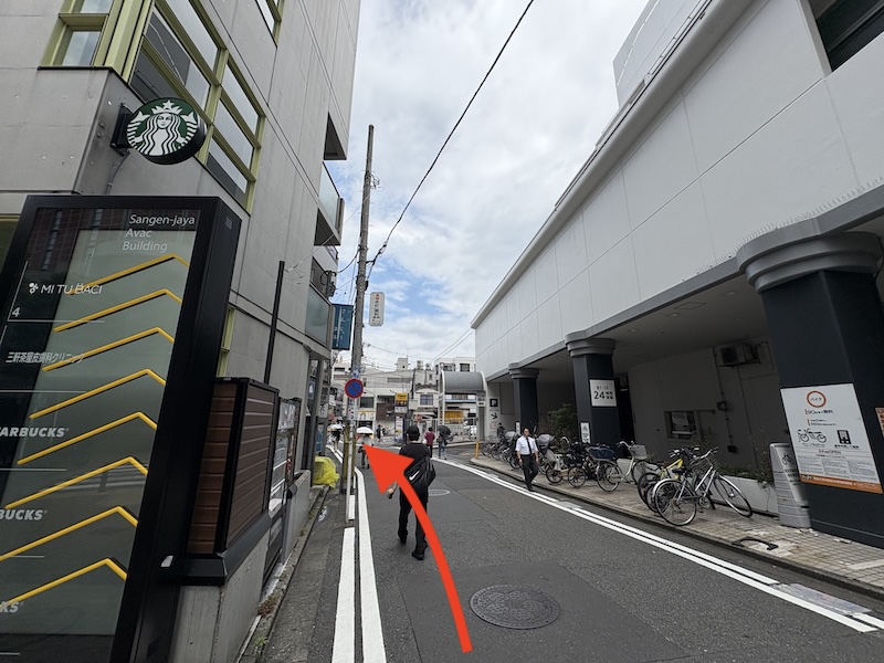 スタバとSEIYUの間を直進