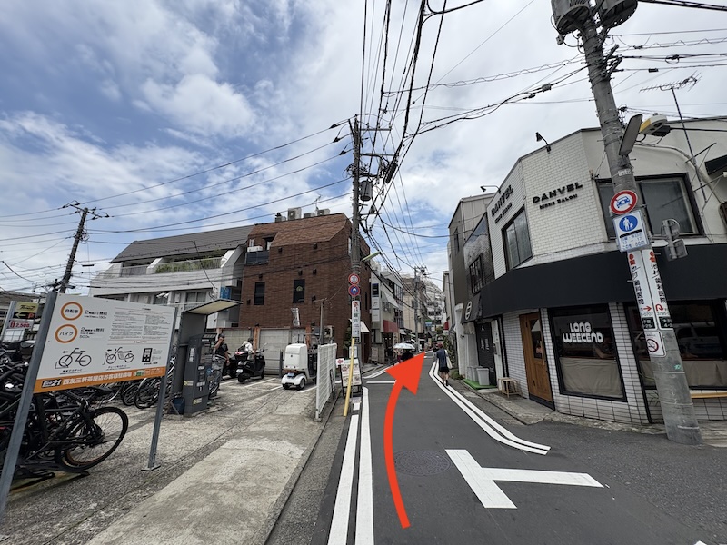 左手に駐輪場をみながら直進する