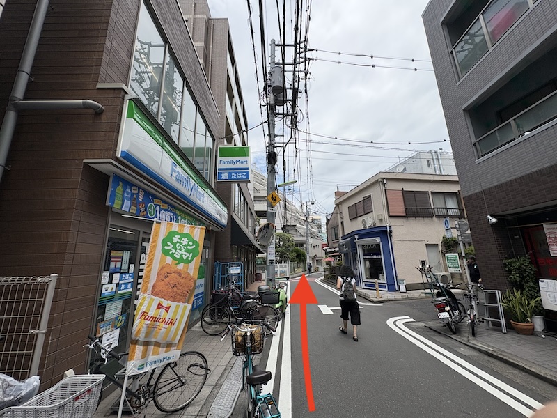左手にファミリーマートをみながら直進します