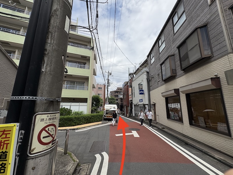 さらに直進します