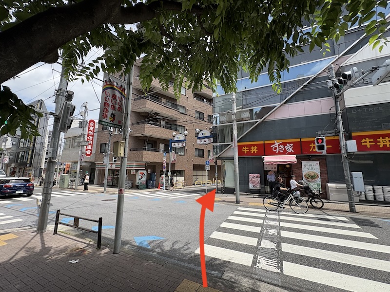 すき家の方に信号を渡る