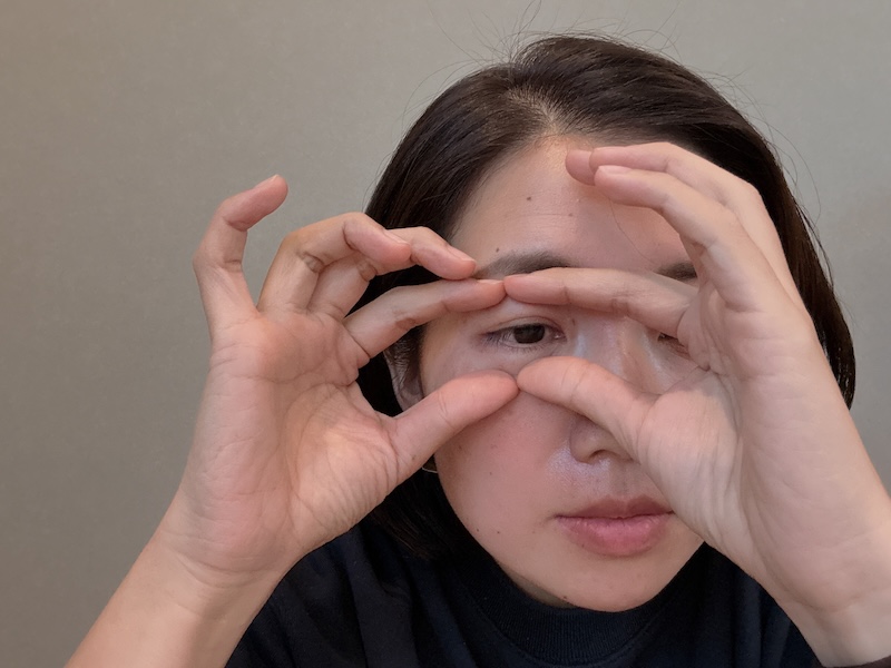 目の下のたるみにきくストレッチ方法