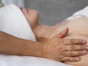 デコルテマッサージの様子