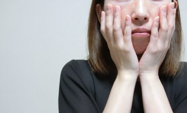むくみを気にする女性