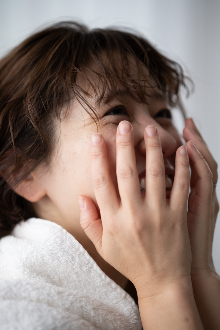 小顔施術を受けて喜んでいる女性