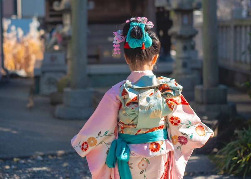 七五三で着物を着る女の子の後ろ姿