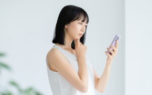 スマホを眺める女性