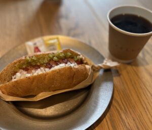 イエローカフェ代沢のホットドッグとコーヒー