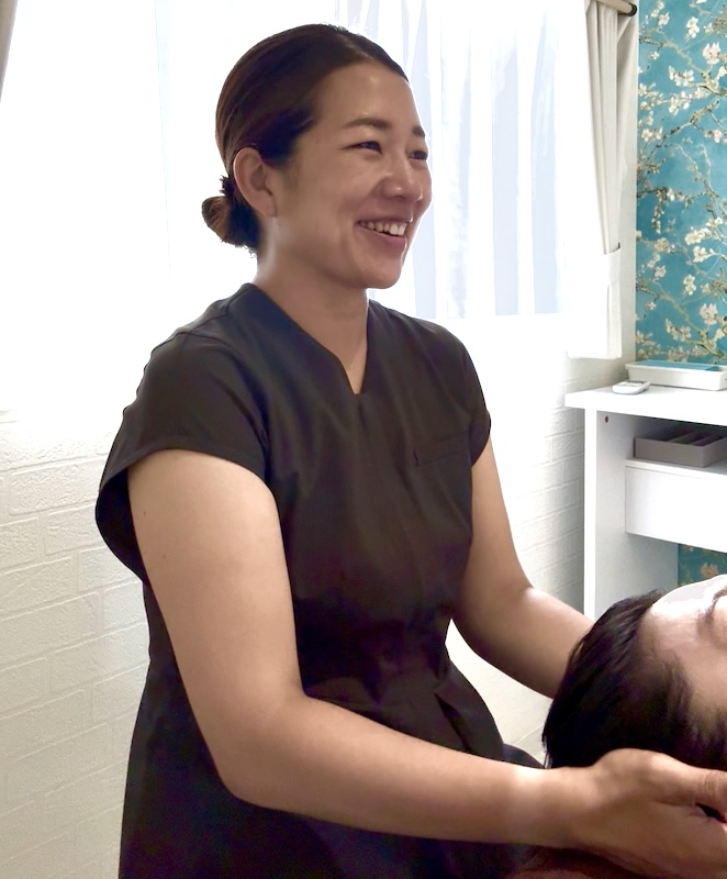 施術をするサロンオーナーの様子