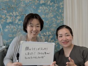 感想ボードを持ったお客様と2ショット