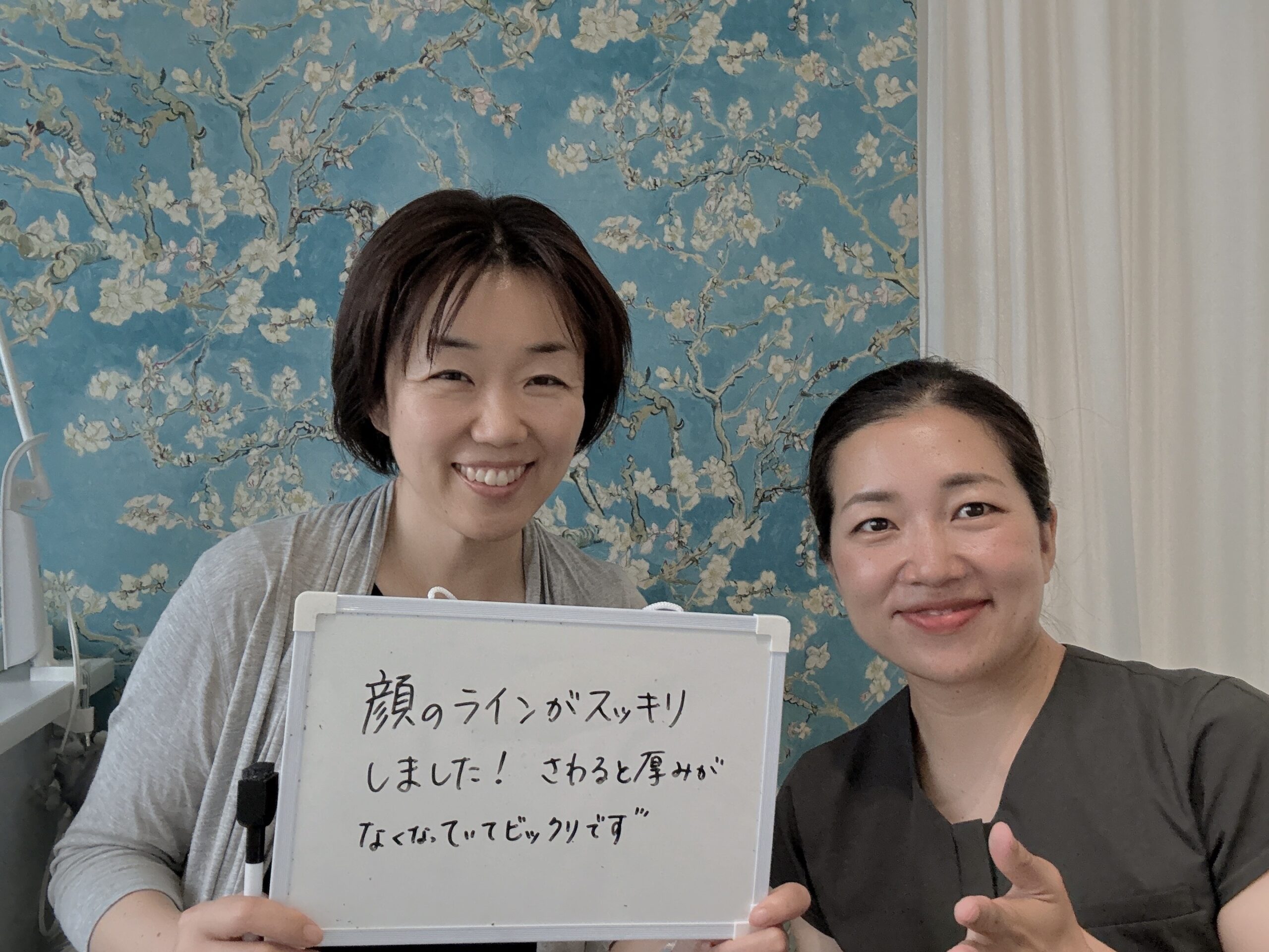 感想ボードを持ったお客様と2ショット