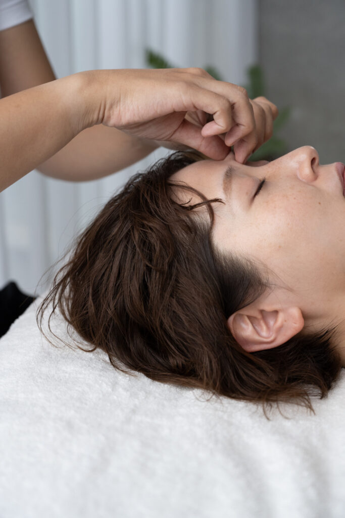 顔のドライマッサージの様子