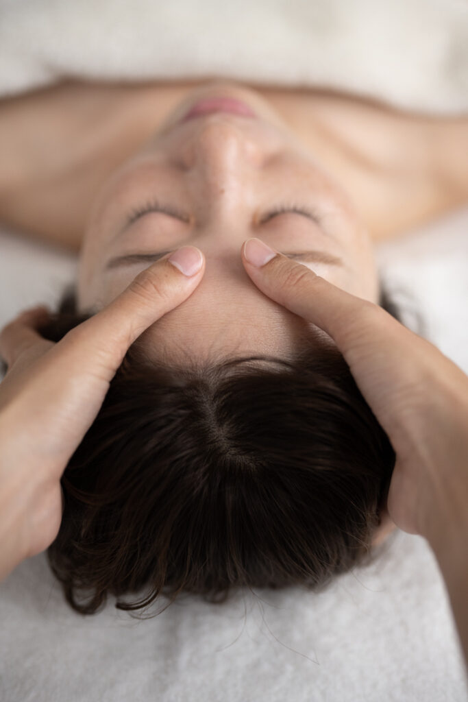 施術を受ける女性