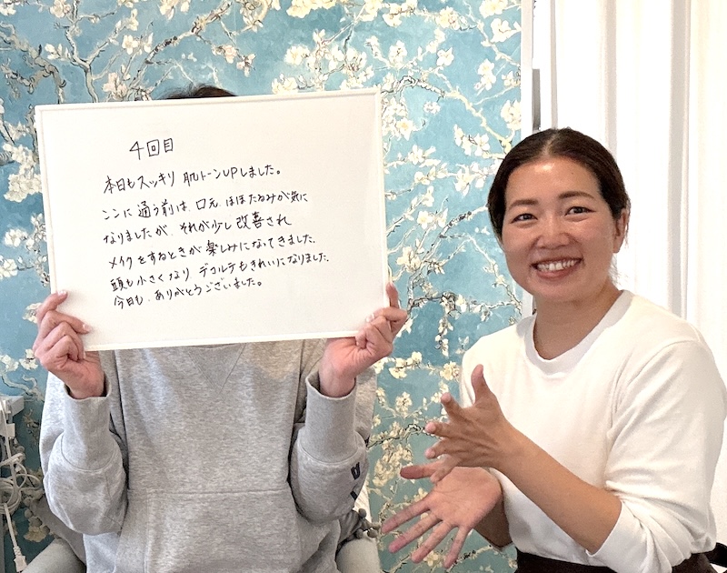 お客様の感想ホワイトボードを持ってツーショット