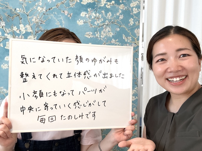 感想ボードを持ったお客様とのツーショット