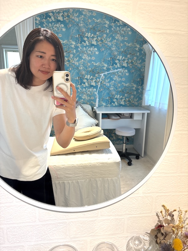 鏡にうつるサロンオーナー