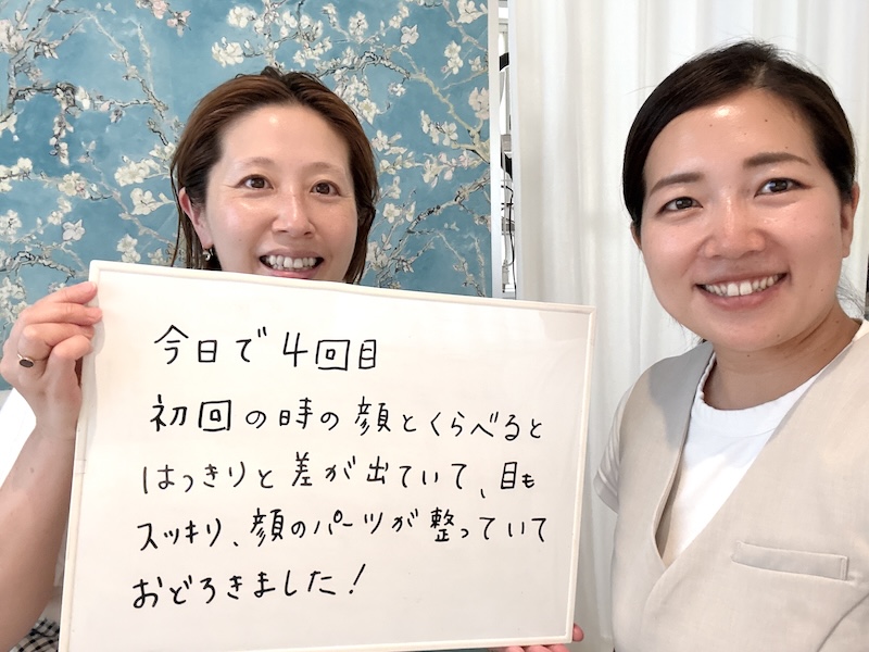 感想コメントを持つお客様とツーショット