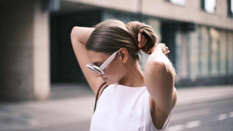 ヘアアレンジをする女性